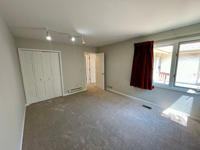 Building Photo - Beautifully Updated 3-Bed, 3-Bath Townhome...