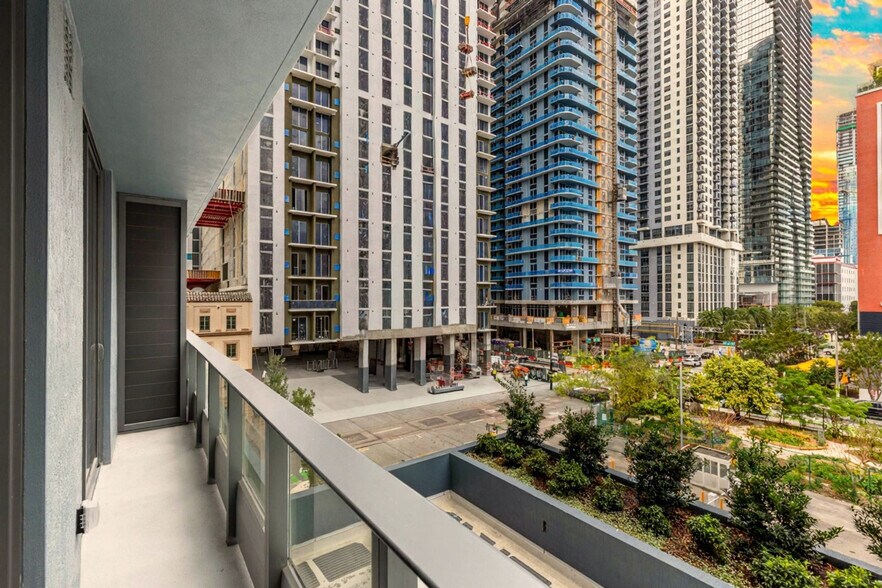 Building Photo - 501 NE 1st Ave