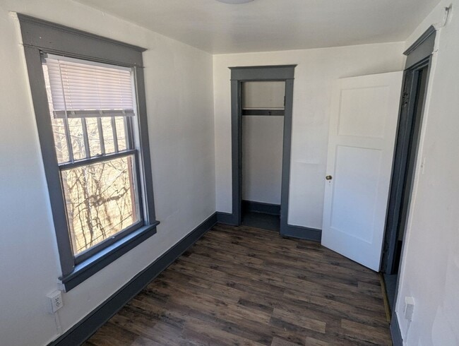 Building Photo - 2 bedroom Row Home