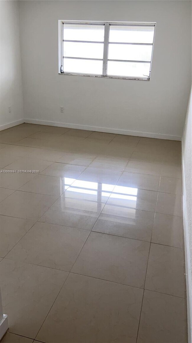 Building Photo - 15201 NE 6th Ave