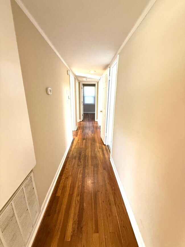 Building Photo - ** 3 bed 1 bath located in Forest Hills ** Call 334-366-9198 to schedule a self showing