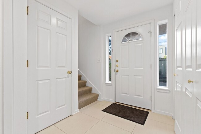 Building Photo - 3Bd/3Ba Seattle Townhome