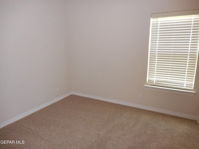 Building Photo - 561 Oakmont