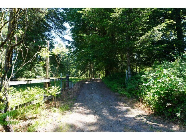 Building Photo - Cedar Built Home on Acreage for Lease in La Center