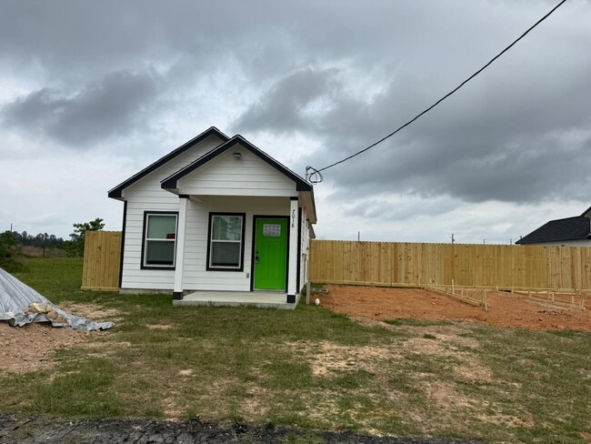 Building Photo - 7018-5914 02