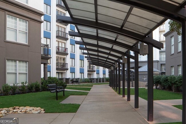 Building Photo - 960 East Paces Ferry Rd NE