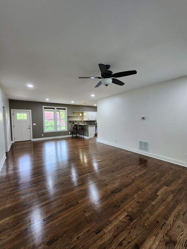 Building Photo - Beautiful East Asheville Long Term Rental ...