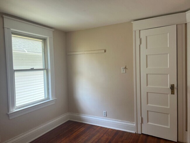 Building Photo - SINGLE FAMIKY FOR RENT IN MAPLEWOOD LOCATION !