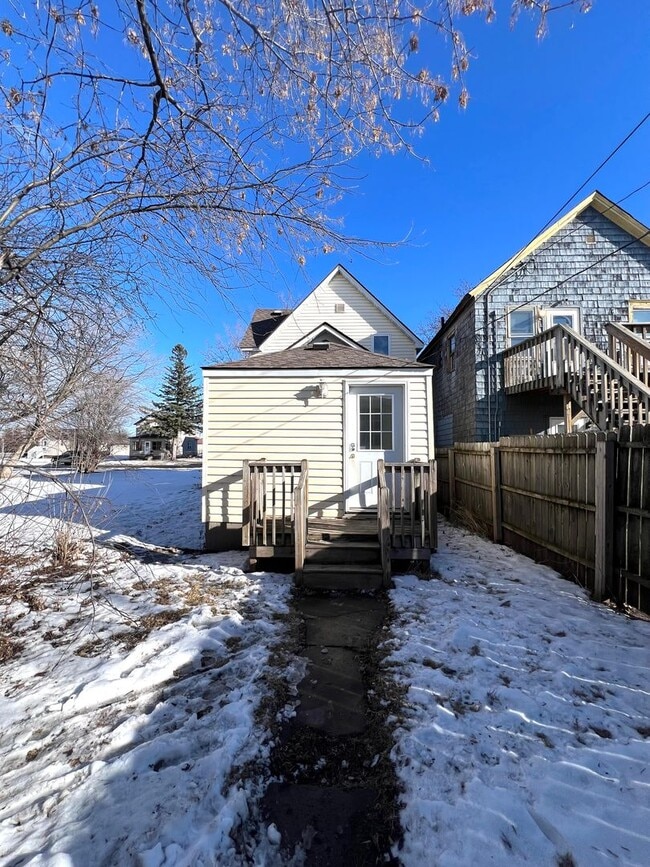 Building Photo - AVAILABLE JUNE 1st - 3 Bed, 1 bath House!