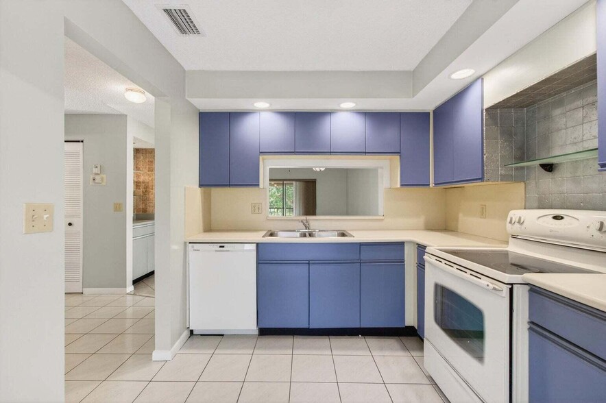 Building Photo - 400 Club Cir