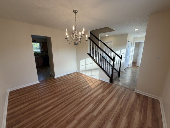 Building Photo - 422 Labrador Ln
