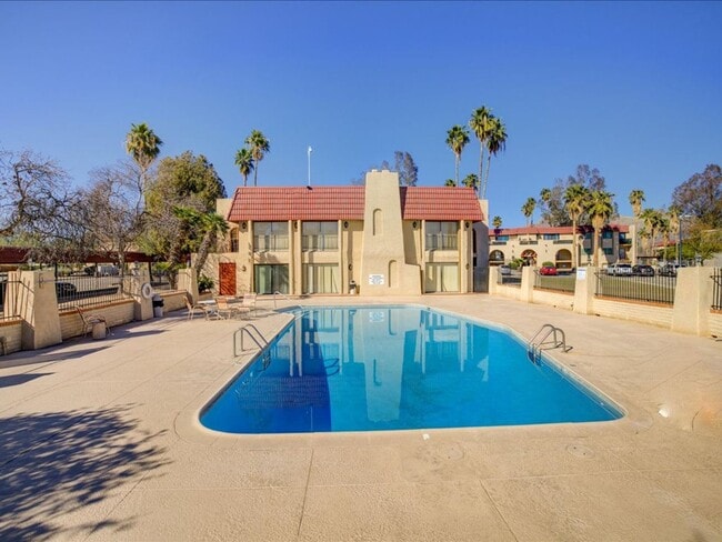 Building Photo - 2 Bedroom, 2 Bath