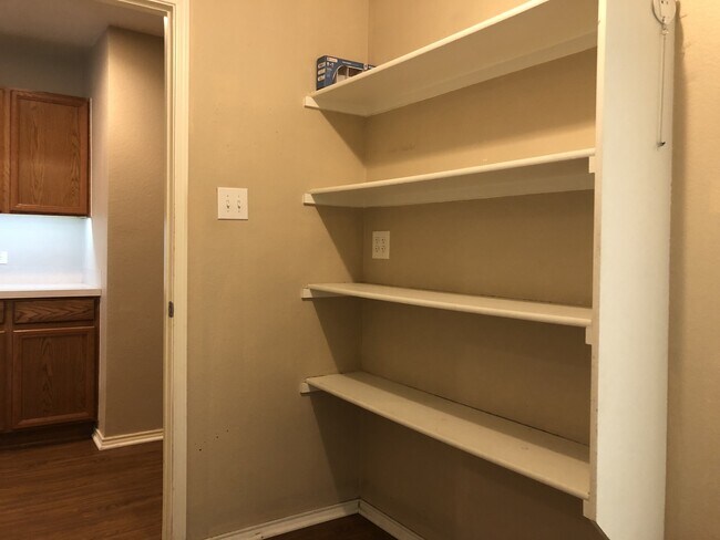 Building Photo - 2 bedroom 2 Bath Duplex in Crowley