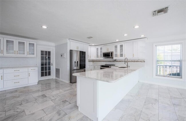 Building Photo - 551 Crystal Dr