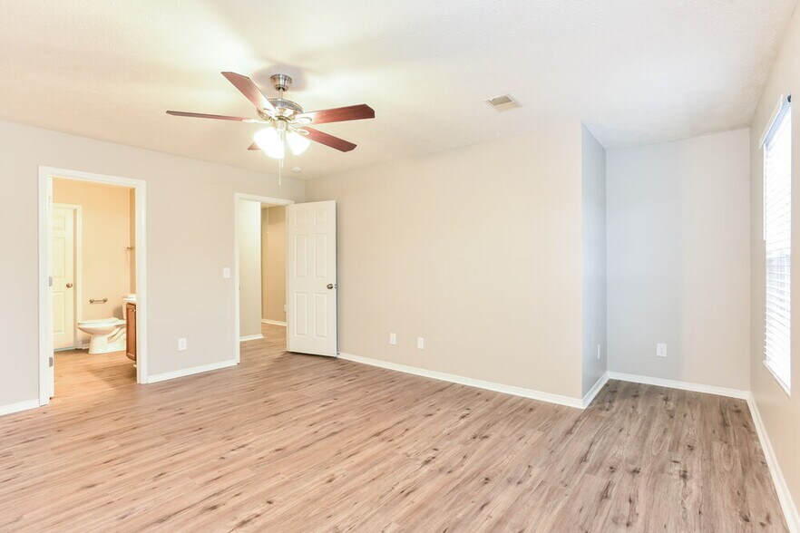 Building Photo - 2803 Creekbend Dr