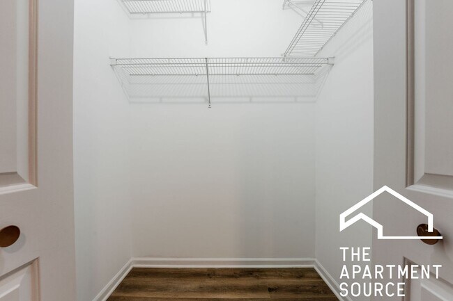 Building Photo - HUGE 2BR/1BA Close to Blue Line!