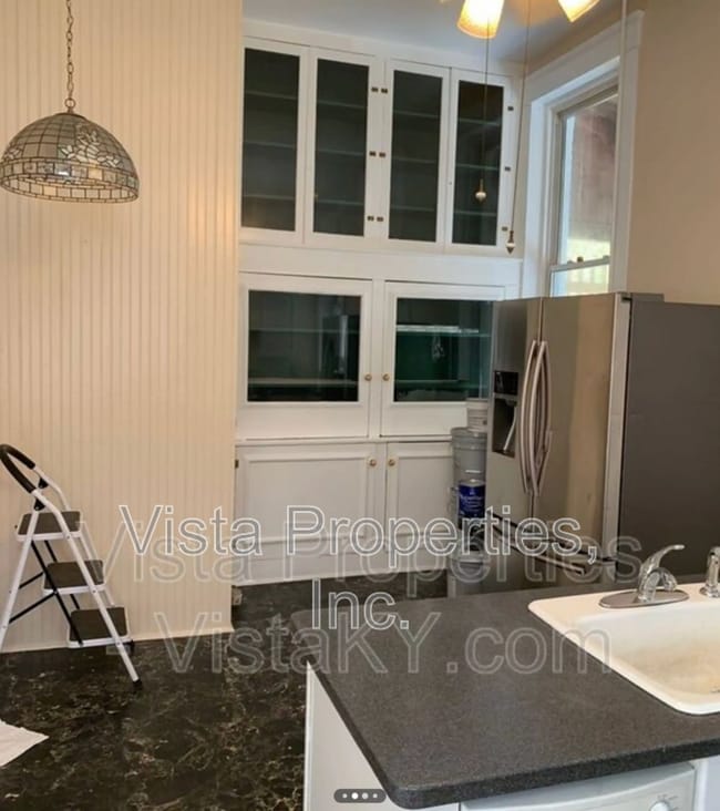 Building Photo - 514 W Oak St