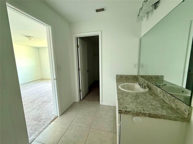 Building Photo - 476 Madison Dr