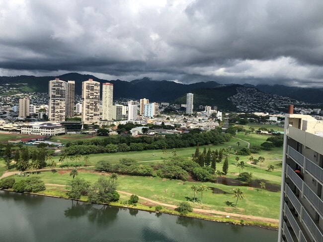 Building Photo - 1/1/2 - Penthouse Unit- Utilities Included - Large Covered Lanai w/Ocean & City Views