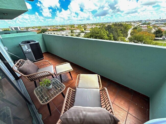 Building Photo - 1825 W 44th Pl