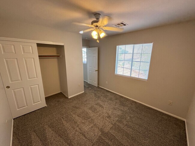 Building Photo - Beautiful 4Bed/3Bath/2Car residence located in Summerlin near Town Center Drive