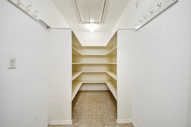 Building Photo - 16134 Coleburn Dr