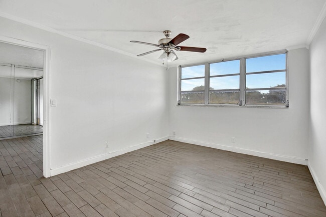 Building Photo - 9400 N Hollybrook Lake Dr