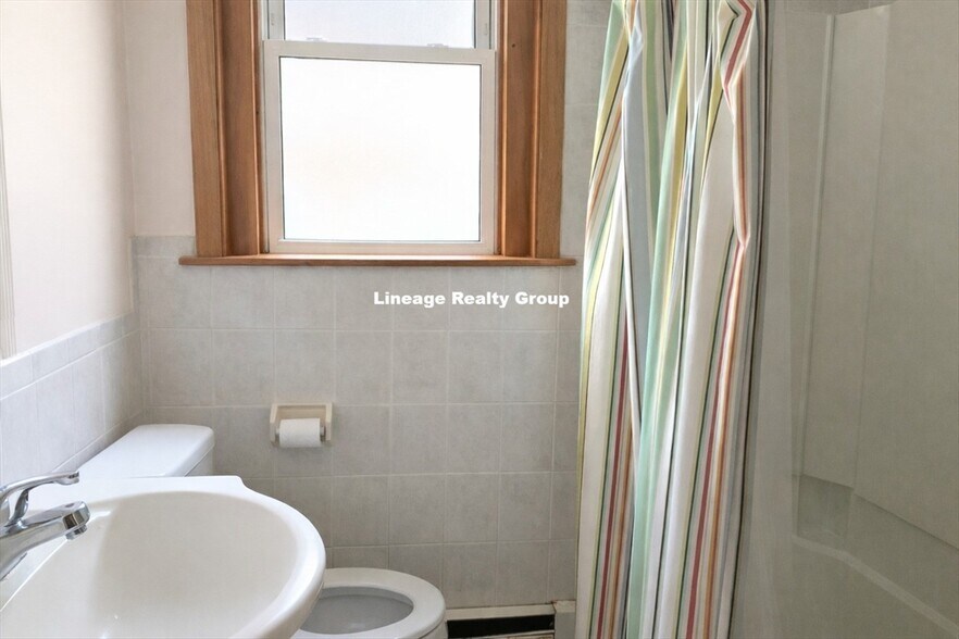 Building Photo - 117 Thorndike St