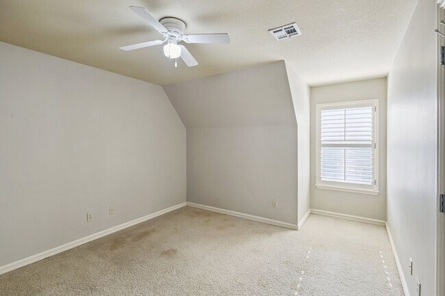 Building Photo - 4 Bedroom + Bonus Room & Office with Gorge...