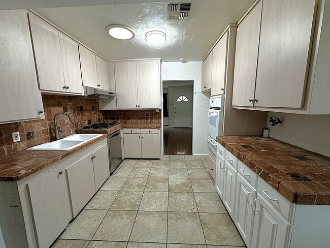 Building Photo - BEAUTIFUL 3 BDRM/2BATH ENCINO HOME