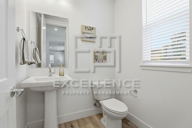 Building Photo - One Year New Home!  3/2.5 With Beautiful Updates Throughout Including Quartz Counters, Water Filt...