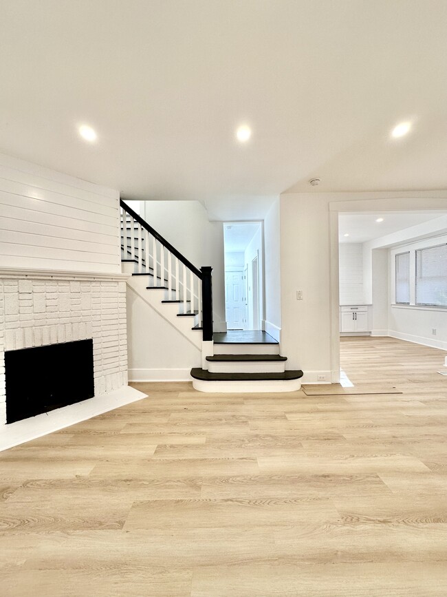 Building Photo - 23 Beecher Pl