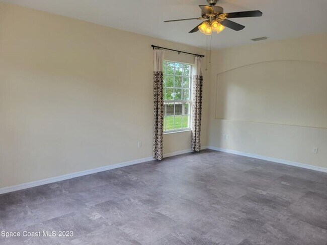 Building Photo - Beautiful Spacious Home