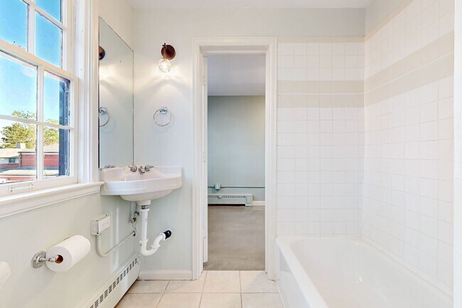 Building Photo - HUGE Spacious 3bd/2bth Full Top Floor Unit, In unit Laundry Available Now