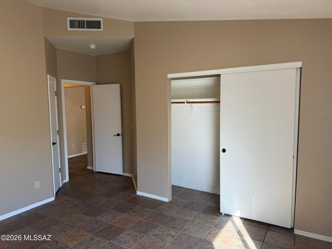 Building Photo - 3002 W Country Ranch Dr