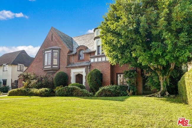 Building Photo - 165 N Las Palmas Ave