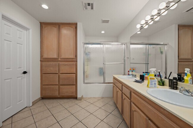 Building Photo - 5 bed/3.5 Bath House - Walk to SDSU!