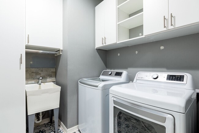 Building Photo - BEAUTIFUL UPDATED 4 bedroom home in great community!