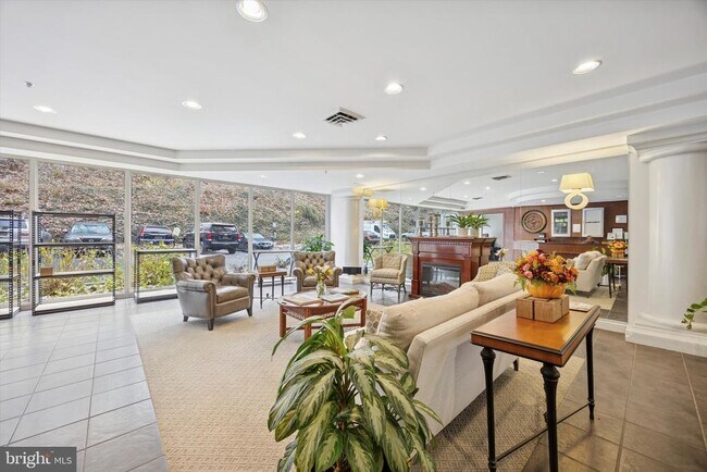 Building Photo - 1704 N Park Dr