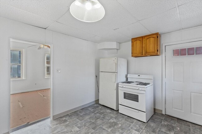 Building Photo - Bright 3 Bedroom, 1.5 Bath Home with Private Yard!