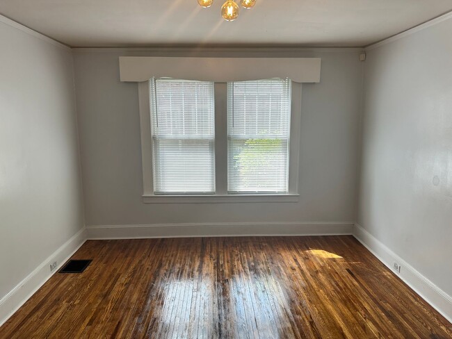 Building Photo - Beautiful Two Bedroom Home in Wesley Heigh...