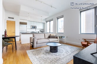 Building Photo - 550 W 54th St