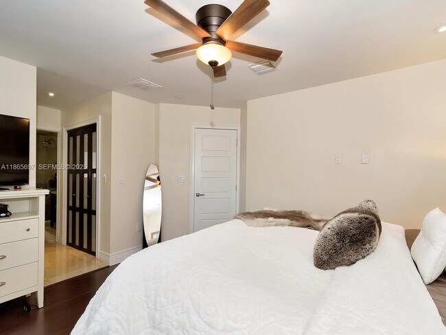 Building Photo - 3141 Hollywood Blvd