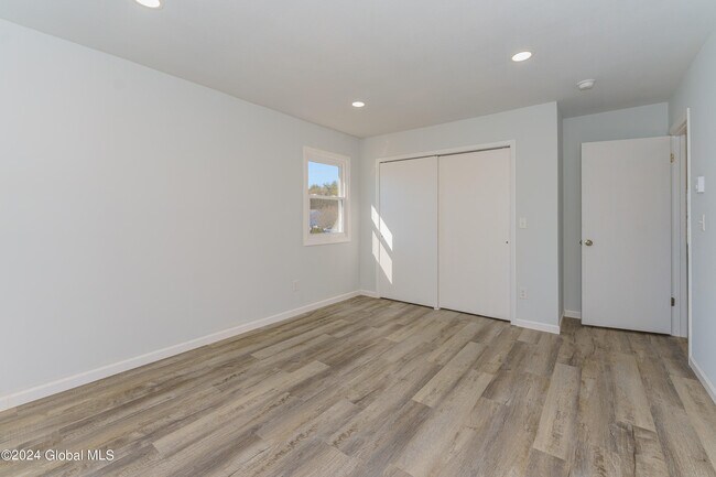 Building Photo - 128 Rockefeller Rd