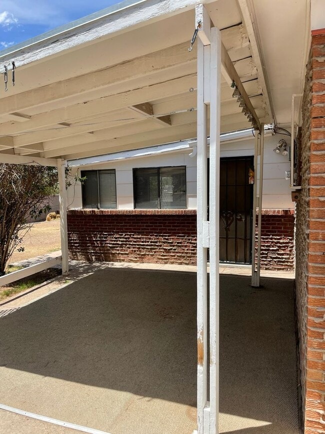 Building Photo - Open floorplan/Huge yard/Lots of Storage/Fireplace