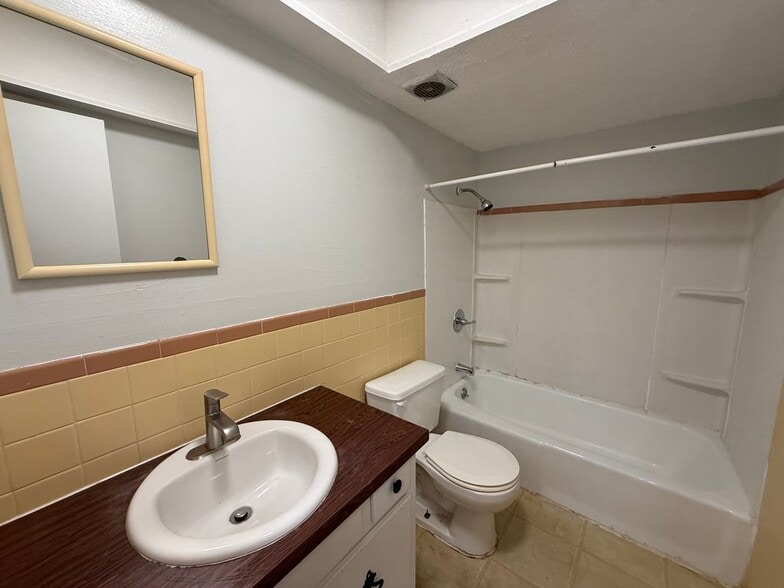 Building Photo - 8136 Troost Ave