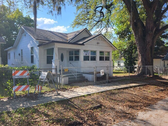 Building Photo - 324 Nixon St