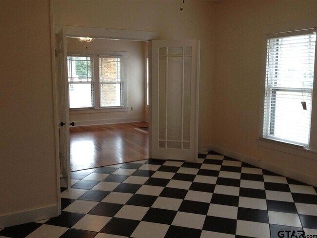 Building Photo - 632 Nacogdoches St