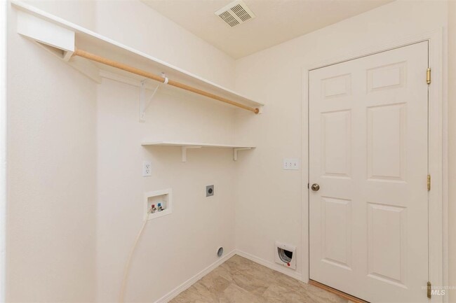 Building Photo - Welcome to this spacious 5-bedroom, 2-bathroom home in Nampa, ID