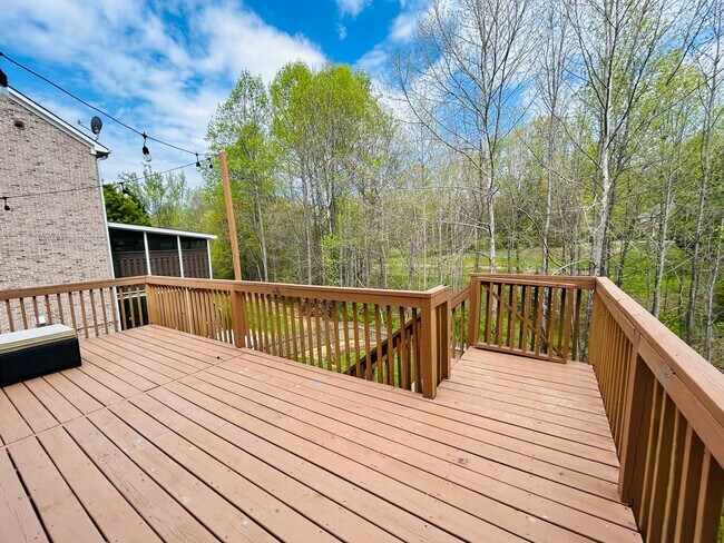 Building Photo - Incredible 4 bedroom/5 bath Tri-level home in Willoughby Park in NW Greensboro with finished base...